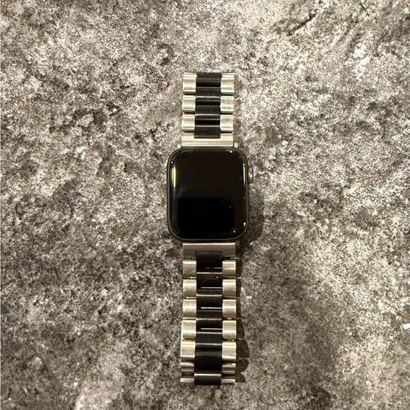 Apple Smartwatch SE (GPS 40mm) with bands and accessories